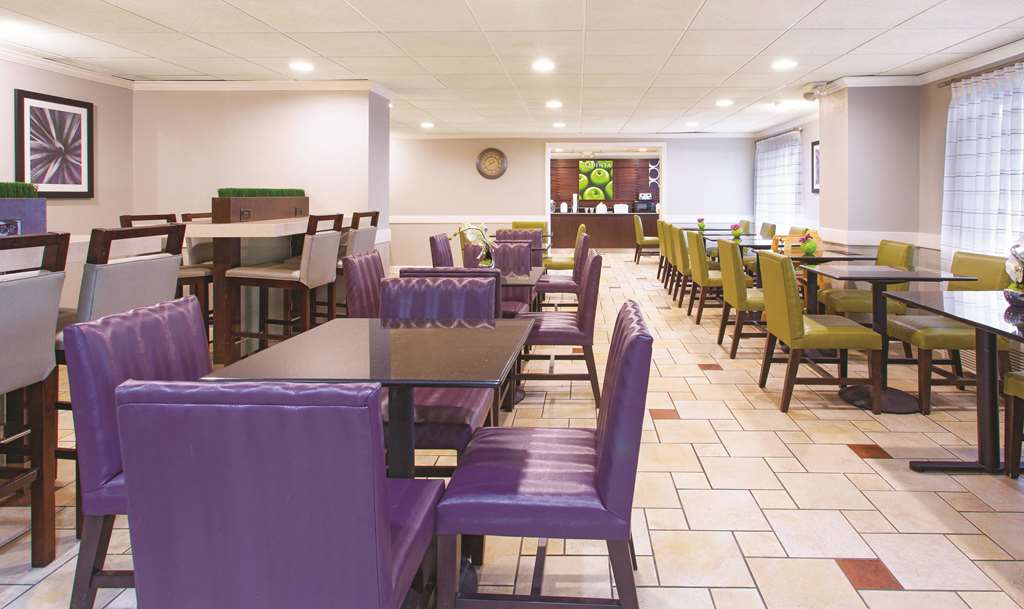 La Quinta Inn & Suites by Wyndham Miami Airport East - photo 59