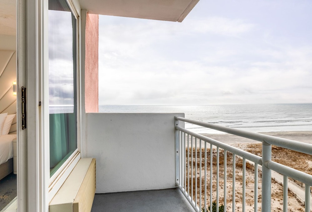Port O Call Hotel - photo 17