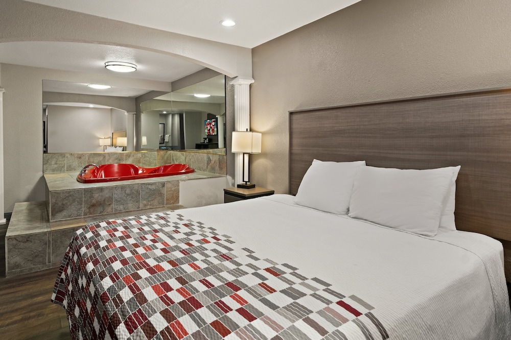 Red Roof Inn & Suites Irving DFW Airport South - photo 14