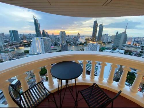 Central Bangkok 5 stars river view & characteristic decor