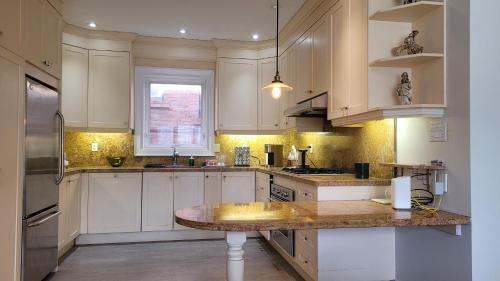 Private Suite in Forest Hill with full kitchen and parking — 4-Star Luxury Hotel in Toronto, Canada