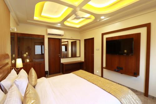 Four Petals Executive by LHMS — Akalkot — photo 4