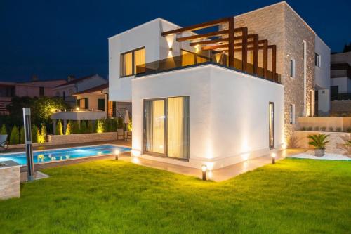 Luxury Beachfront Villa Trogir 2 with private pool jacuzzi and gym at the beach on Ciovo Okrug Gornji — 5-Star Luxury Hotel in Trogir, Croatia