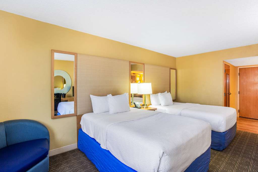 La Quinta Inn & Suites by Wyndham Sarasota Downtown - photo 21