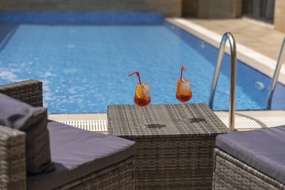 Indoor/outdoor pool