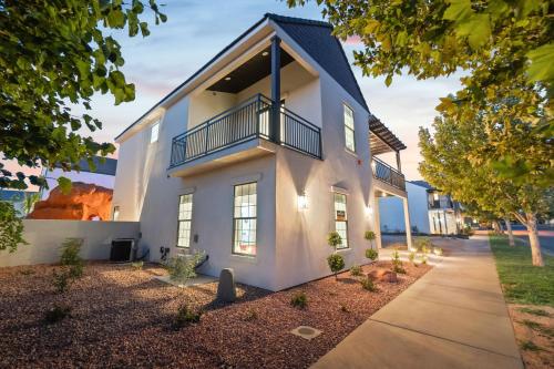 The Hollywood Mansion in Hurricane, United States