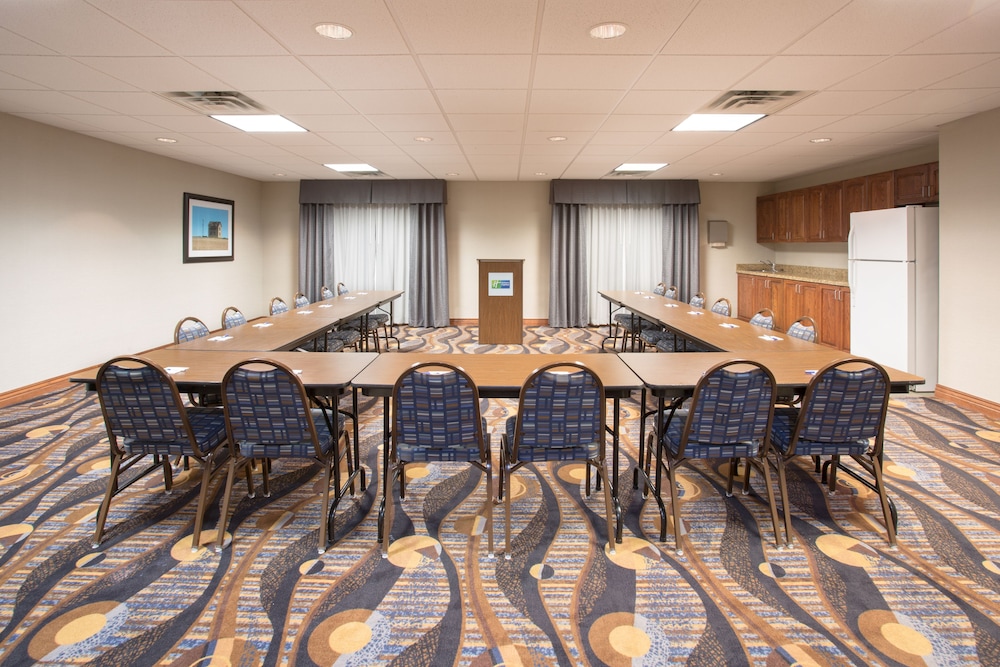Holiday Inn Express Hotel & Suites Concordia by IHG - photo 38