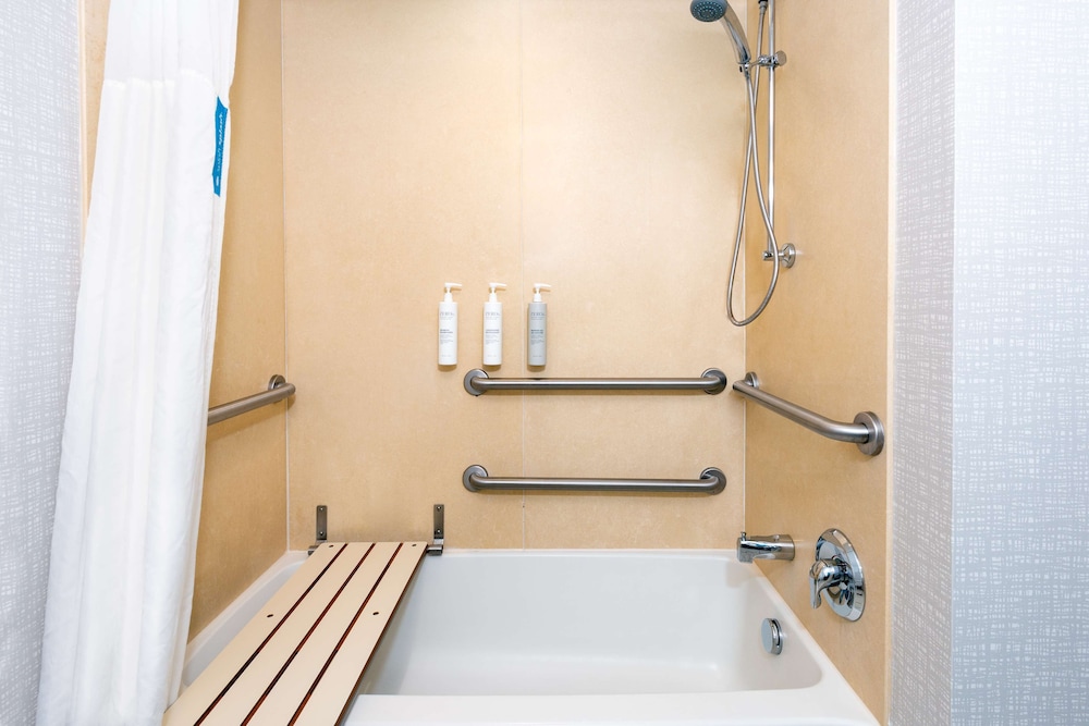 Hampton Inn & Suites Hartford Farmington - photo 22