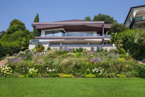 Villa Grace with Pool on the Lake — 4-Star Luxury Hotel in Manerba Del Garda, Italy