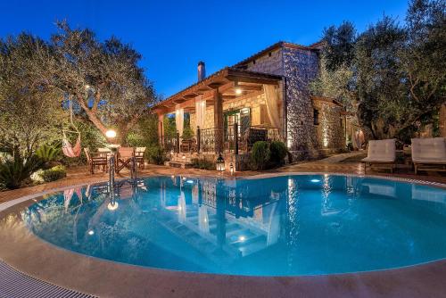 Anassa Villa — 4-Star Luxury Hotel in Mouzaki, Greece