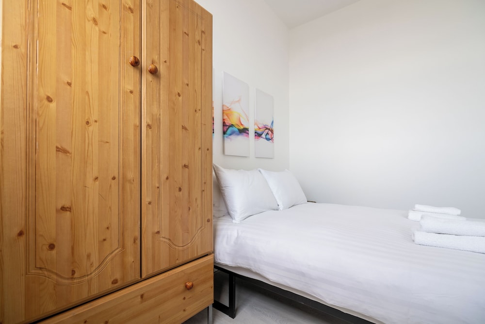 Cozy 2 Bedroom Flat in Central West London — 4-Star Luxury Hotel in London, United Kingdom