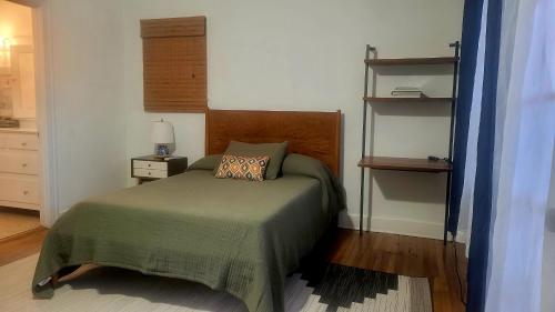 Charming Studio Four with Private Patio — 4-Star Luxury Hotel in Los Angeles, United States
