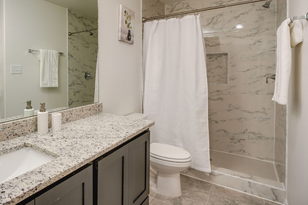 Luxurious Laredo Getaway Unwind in Style - photo 21