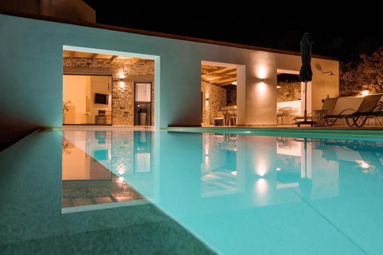 Mikri Sorriso Beach Villa pool & Jacuzzi — 4-Star Luxury Hotel in Naxos, Greece