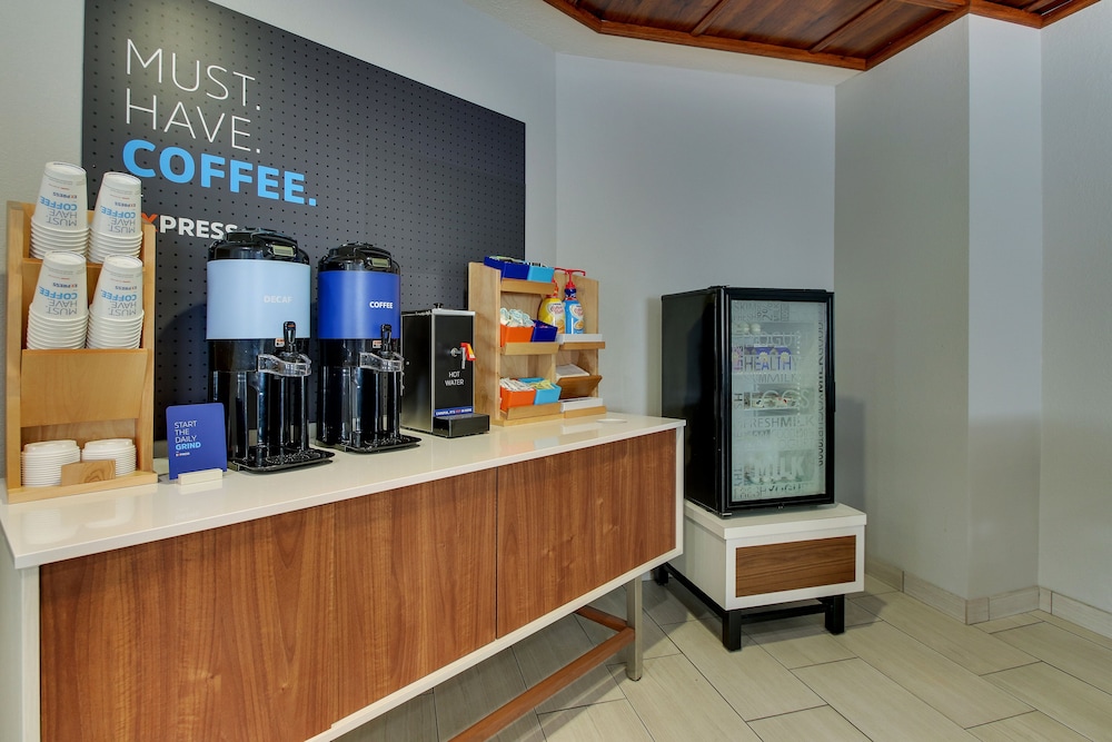 Holiday Inn Express & Suites West Palm Beach Metrocentre by IHG - photo 79