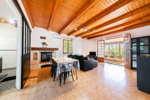 L'Oustaou Dou Verdoun Avec grand jardin — hotel in Regusse