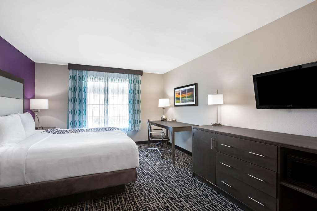 La Quinta Inn & Suites by Wyndham Pharr North McAllen - photo 40