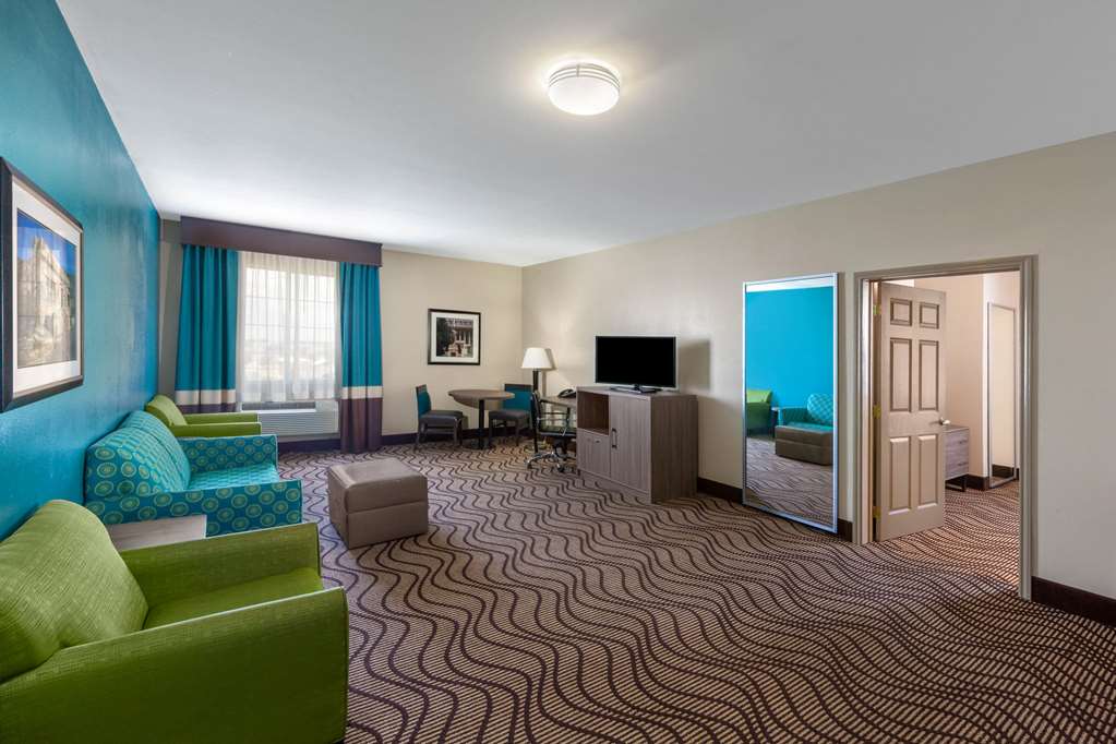 La Quinta Inn & Suites by Wyndham Midland North - photo 22