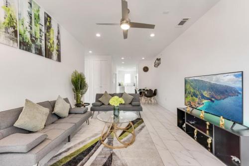 Cityscape 2BR I Parking I King Bed I Workspace — 4-Star Luxury Hotel in Dallas, United States