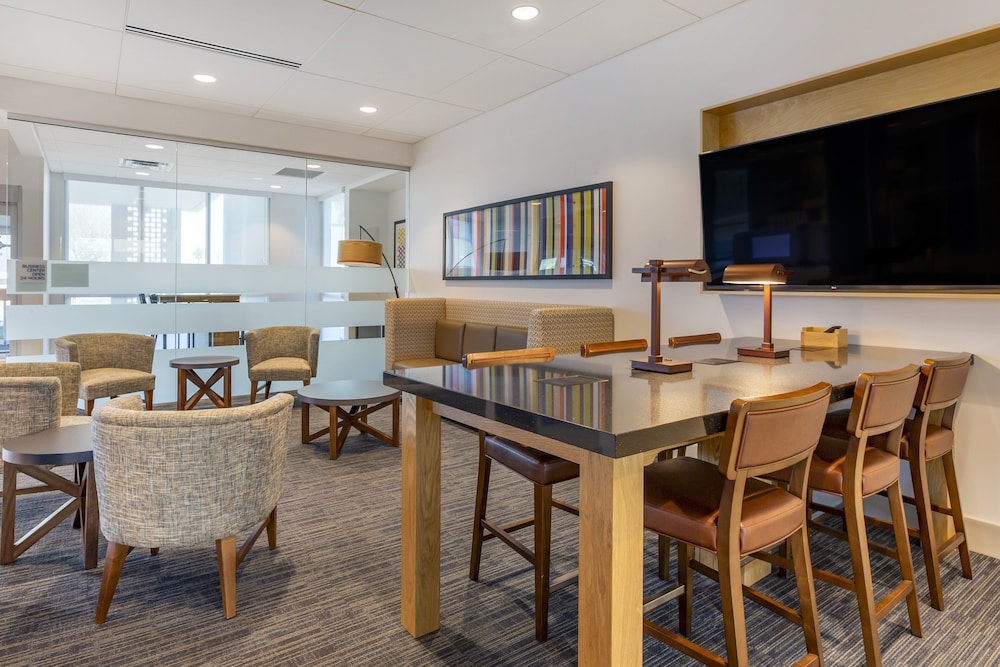 Holiday Inn Express & Suites Phoenix Dwtn State Capitol by IHG - photo 51