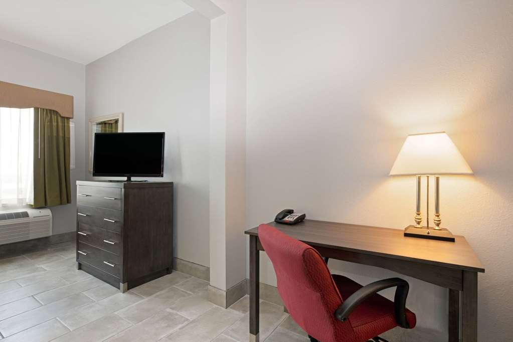 La Quinta Inn & Suites by Wyndham Omaha Airport Downtown - photo 17
