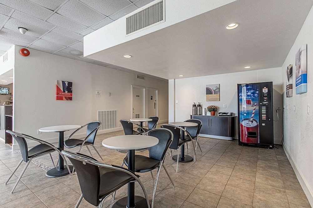 Motel 6 Pekin IL - photo 8