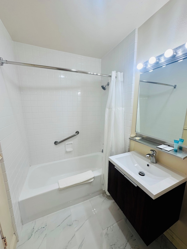 Foghorn Harbor Inn - photo 50