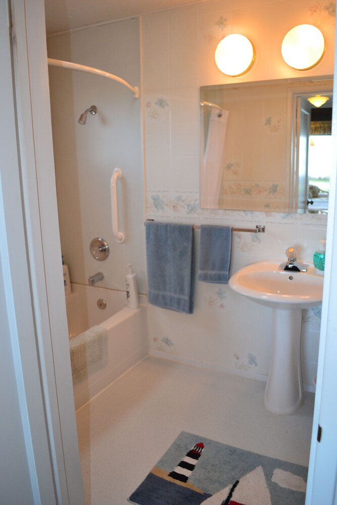Juan de Fuca Waterfront Hotel & Cottages - photo 9
