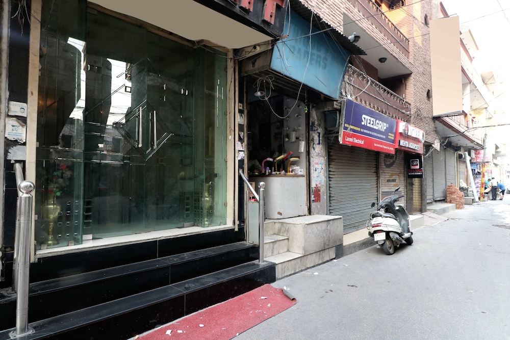 Oyo 16098 Hotel Amrit