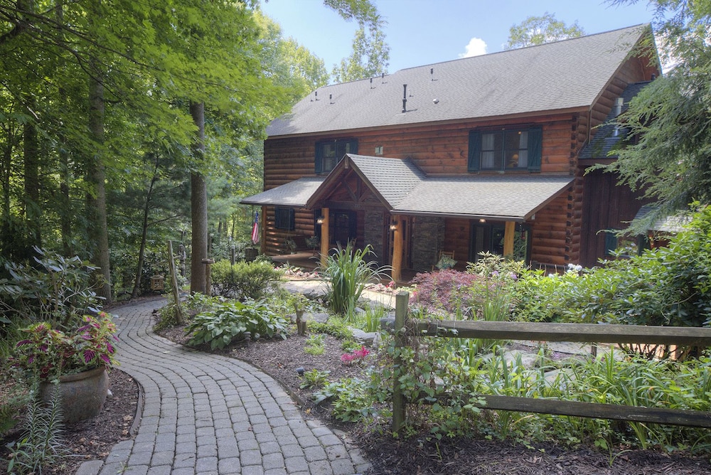 Lazy Bear Lodge — 4-Star Luxury Hotel in Boone, United States
