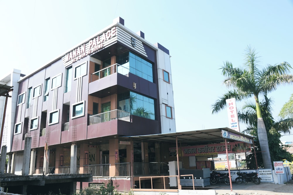 Manan Palace - carbon neutral hotel in Mungaoli