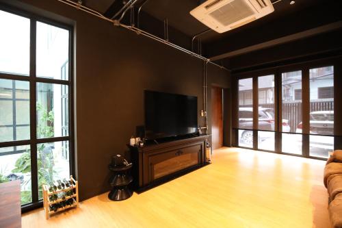 Chic Ekkamai Escape Near BTS Dining & Nightlife