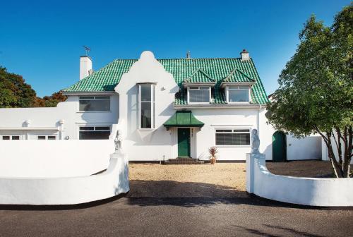 Art Deco Coastal Apartment with Private Garden — 4-Star Luxury Hotel in Broadstairs, United Kingdom