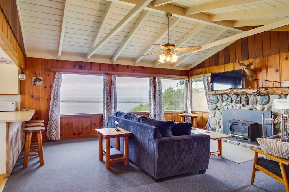 Rustic Coastal Smith River Cottage with Ocean Views — 4-Star Luxury Hotel in Harbor, United States