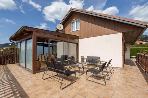 L’intemporel Grand Jardin avec Piscine in Le Thillot, France