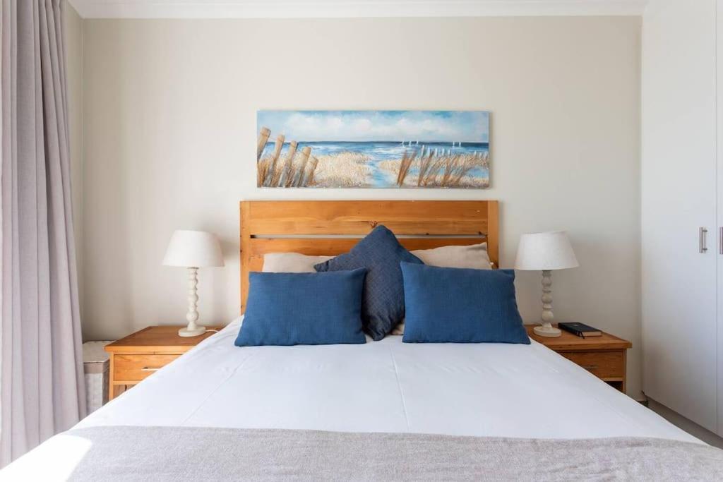 Bloubergstrand 2 Bedroom Beachfront Apartment