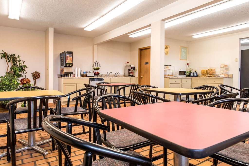 Econo Lodge Holland Toledo - photo 37