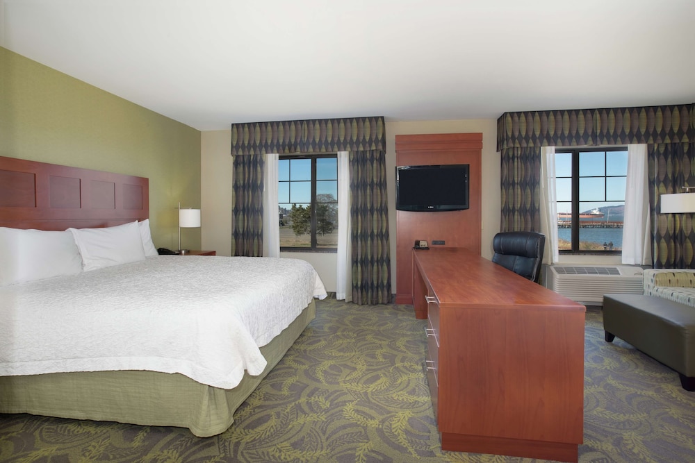 Hampton Inn and Suites Astoria - photo 20