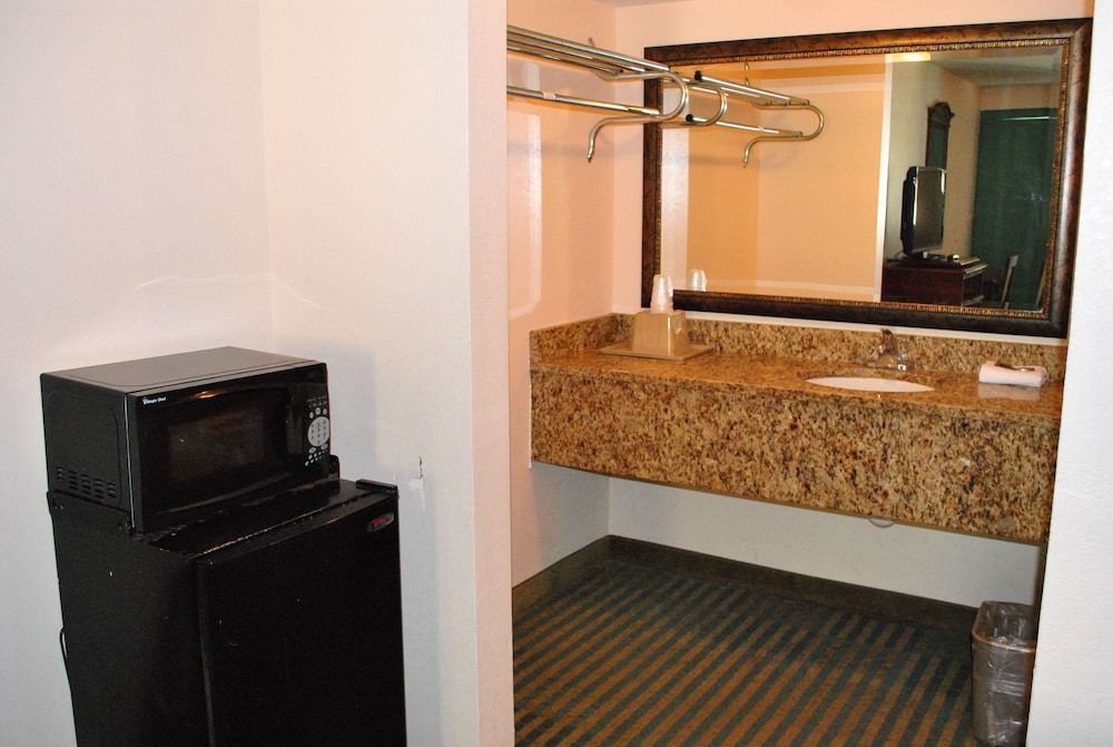 Coconut Grove Motor Inn - photo 16