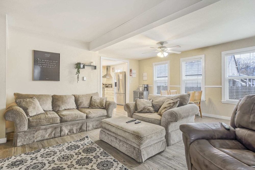 2BR Central Location Big Backyard & Dog Friendly in Colorado Springs, United States