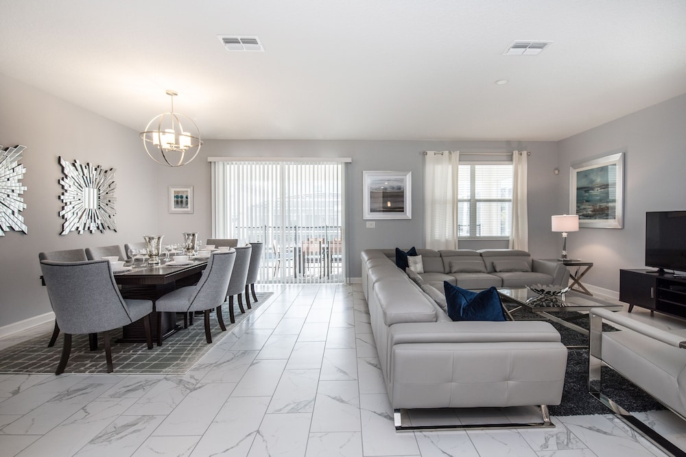 8 Bdrm 5 Bath Villa — 4-Star Luxury Hotel in Davenport, United States