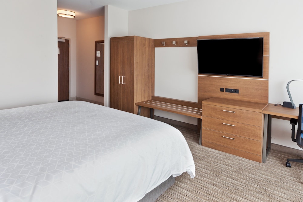 Holiday Inn Express & Suites Fayetteville by IHG - photo 3