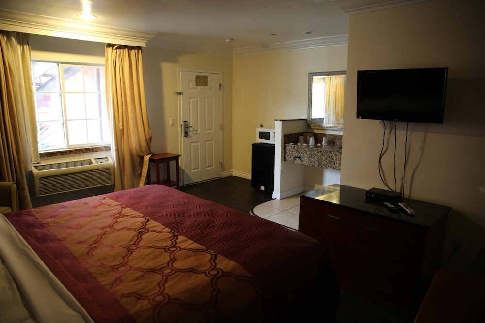 Chateau Inn and Suites - photo 13