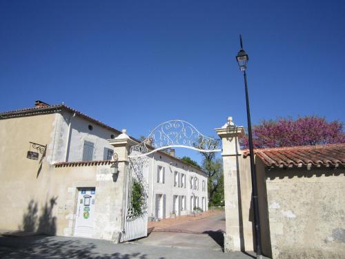 Chambres dHôtes Le Clos de la Garenne — 4-Star Luxury Hotel in Chambon-Sur-Voueize, France