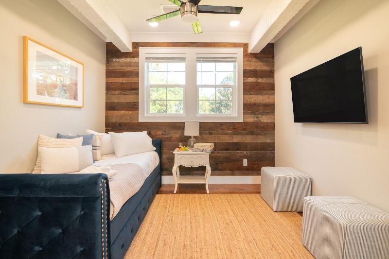 Edgewater By Avantstay Gorgeous Character Lakefron - photo 44