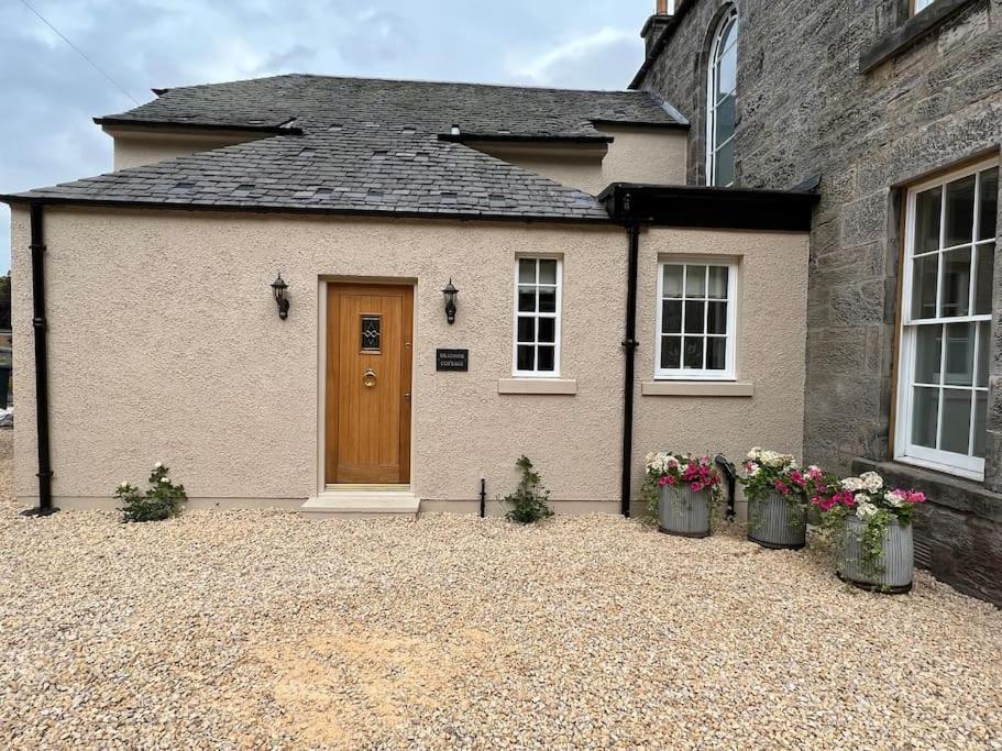 Quaint Self Contained Cottage Near Edinburgh. — 4-Star Luxury Hotel in Loanhead, United Kingdom