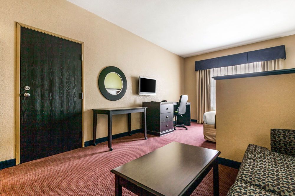 Rodeway Inn & Suites East I 44 - photo 30