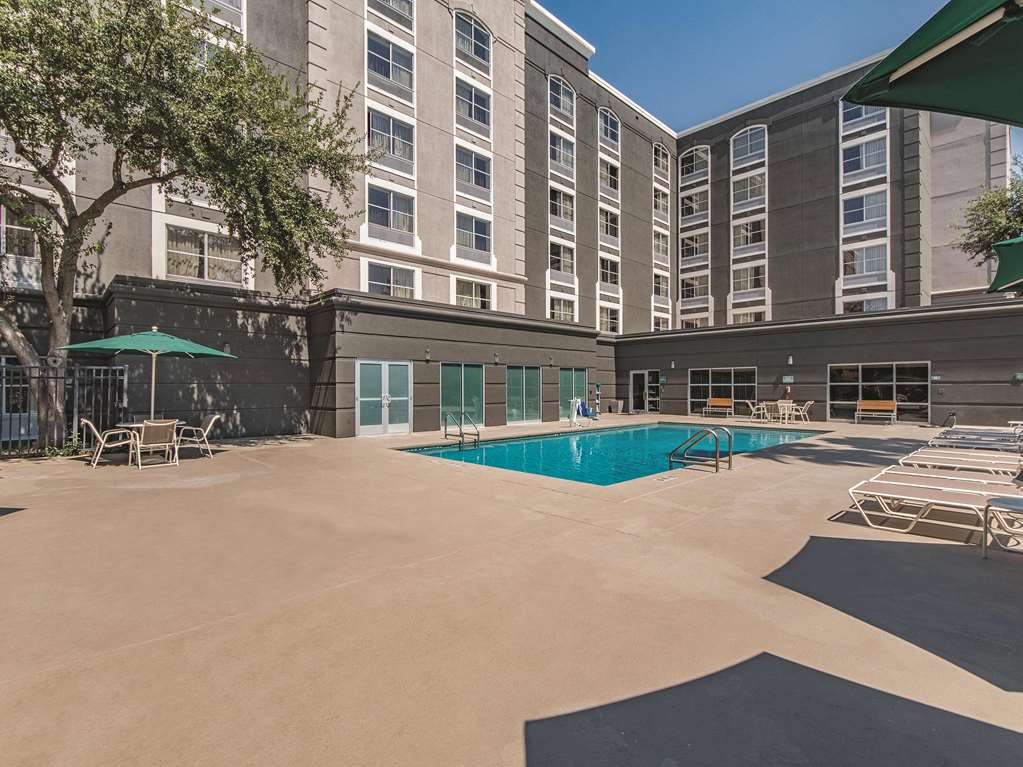 La Quinta Inn & Suites by Wyndham San Antonio Downtown - photo 10