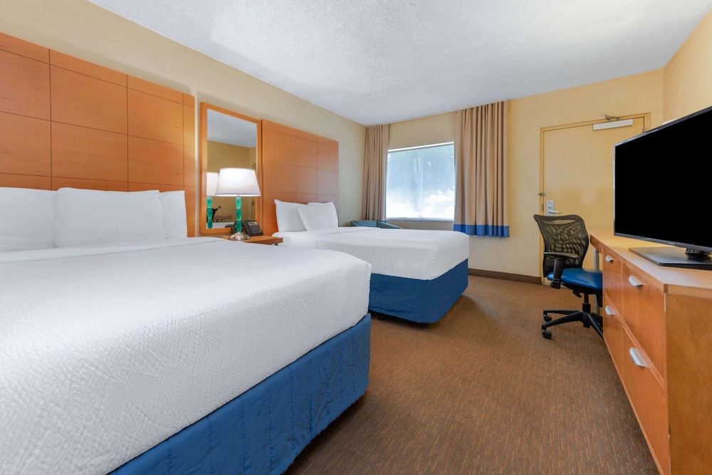 La Quinta by Wyndham Fort Lauderdale Pompano Beach - photo 13