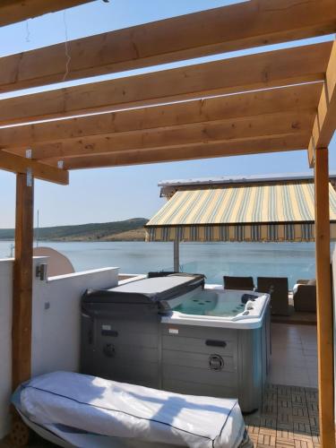 Apartmani More Luxury apartment with whirpool and terace 50 m2 — 4-Star Luxury Hotel in Posedarje, Croatia